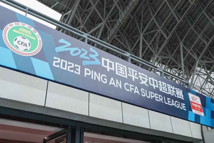 剩下的七个人都不同程度地展示了他们的冷漠和疏远，包括牧师自己:手拿圣歌的老人时时轻咳几声，在念结束语阿门时收起了圣歌书，似乎参加圣礼是他一向如此的惯例之为，是他生活方式的一个部分;中年妇女领来的孩子已经睡着了，她把他叫醒出于礼貌式地等待着圣礼的结束;渔夫约纳斯，佩尔松看起来忧虑重重，眼神始终向下并且游弋不定;他的妻子卡琳则一直瞪着牧师，似乎强烈地想要诉说什么;牧师原来的情妇玛尔塔精神完全不在这里，虽然冷漠于这种仪式，却指引领圣餐者第一个来到圣餐台前，后来我们知道她关心的只是主持仪式的那个人接受饼和酒是用独特的方式拍摄的，起先每一个人都单个领取，摄影机停留在领圣餐者的背后。